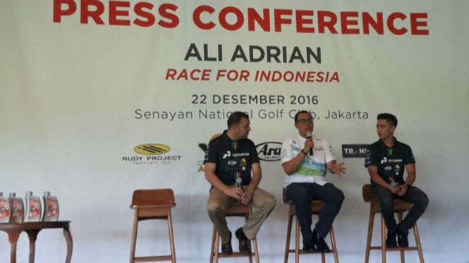 Pembalap muda Indonesia, Ali Adrian (kanan)