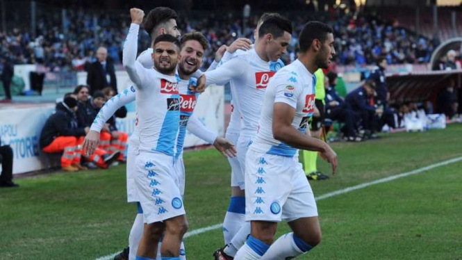 Para pemain Napoli merayakan gol Lorenzo Insigne (paling kiri)