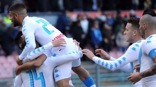 Para pemain Napoli merayakan gol