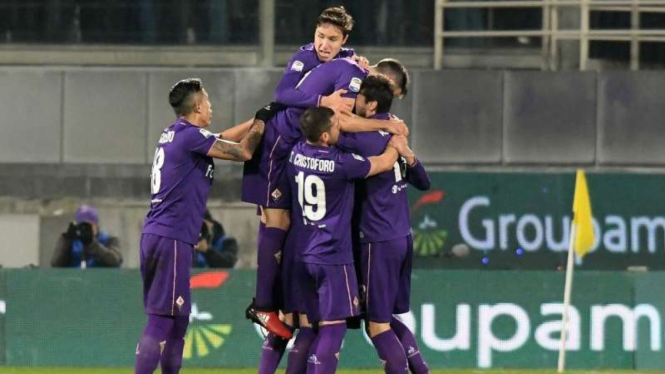 Para pemain Fiorentina merayakan gol