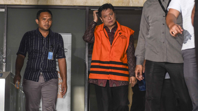 Bupati Tanggamus, Bambang Kurniawan, memakai rompi tahanan setelah ditangkap KPK.