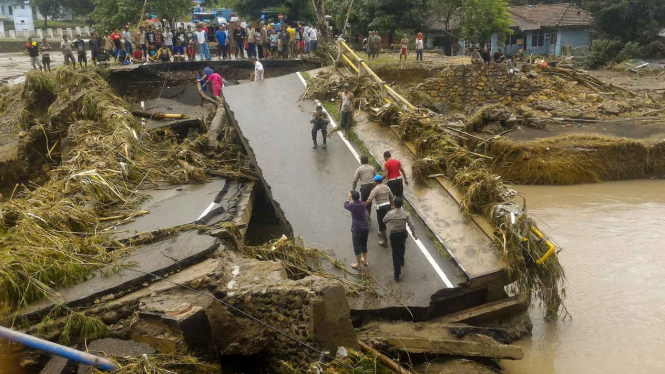 Bencana banjir bandang yang melanda Kota Bima Nusa Tenggara Barat, Rabu (21/12/2016). Lebih dari 100 ribu orang terdampak akibat bencana ini.