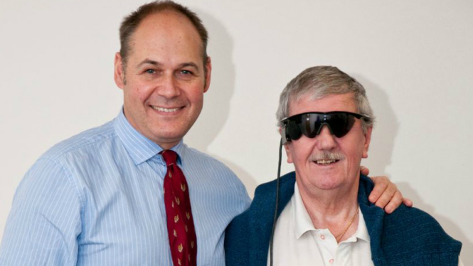  Keith Hayman (kanan) dengan mata bionik kini bisa melihat lagi