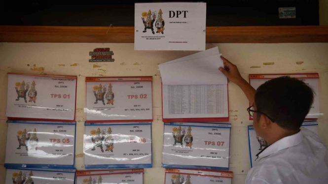 Petugas KPU mengecek DPT Pilkada DKI Jakarta