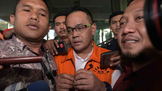 Fahmi Darmawansyah, suami artis Inneke Koesherawati ditahan KPK dalam kasus suap Bakamla.