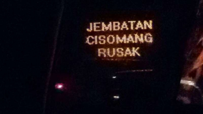 Papan penunjuk Jembatan Cisomang rusak.