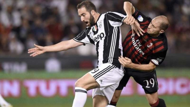 Penyerang Juventus, Gonzalo Higuain (kiri)