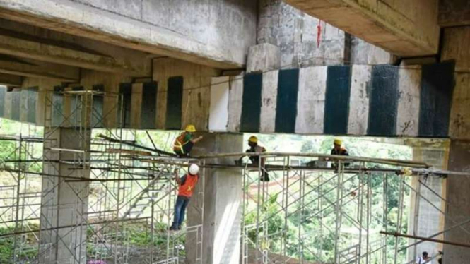 Proses perbaikan Jembatan Cisomang di jalur Tol Purbaleunyi Purwakarta Jawa Barat, Jumat (23/12/2016). Tiang jembatan ini dilaporkan bergeser dan berpotensi membahayakan.
