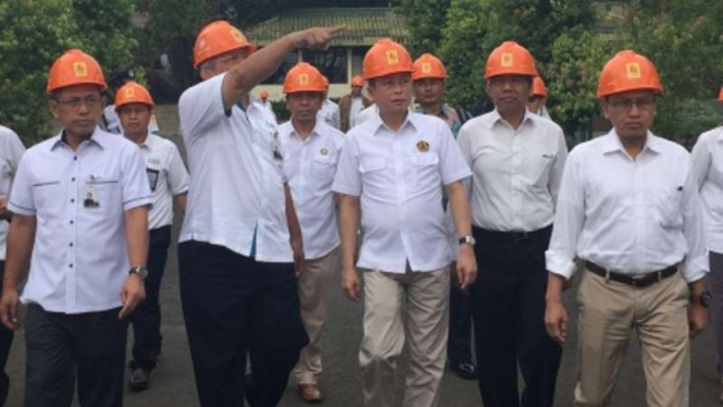 Menteri ESDM Ignasius Jonan saat sidak di gardu induk PLN Gandul.