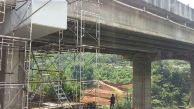 Perbaikan Jembatan Cisomang Tol Purbaleunyi di KM 100+700.
