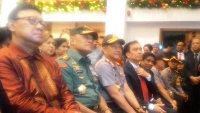 Mendagri Tjahjo Kumolo, Panglima TNI Jenderal Gatot Nurmantyo, dan Kapolri Jenderal Tito Karnavian, menghadiri malam Misa Natal di Jakarta, Sabtu, 24 Desember 2016.