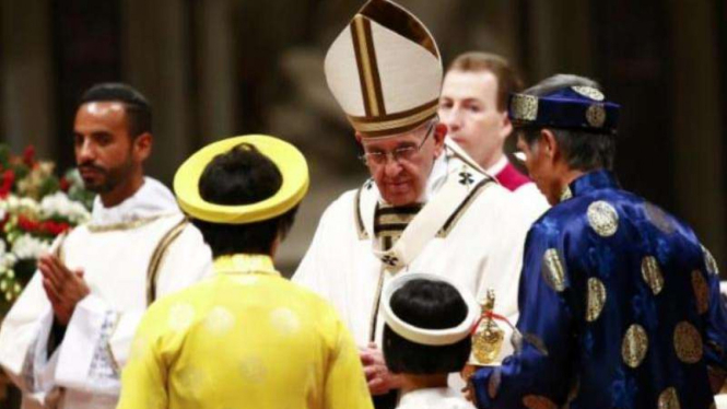 Paus Fransiskus saat misa Natal 