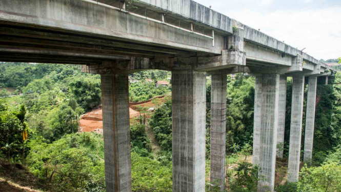Perbaikan Retakan Jembatan Cisomang di Purwakarta