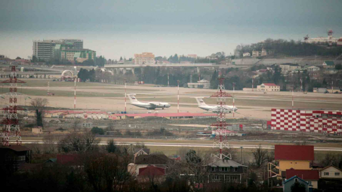 Sejumlah pesawat berada di landasan Bandara Internasional Sochi, Rusia