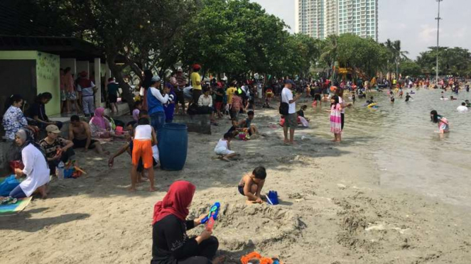 Pantai Ancol diserbu pengunjung memanfaatkan libur Lebaran.