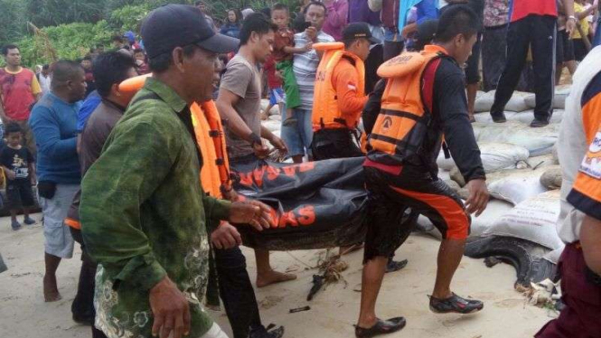Evakuasi jenazah korban tewas di Jepara.