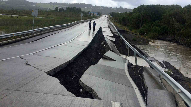 Jalanan di Chile Rusak Parah Akibat Gempa Bumi 