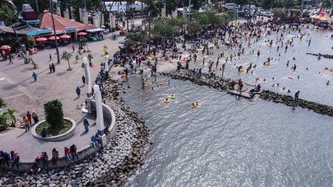 Pantai Ancol masih jadi favorit warga untuk rekreasi.