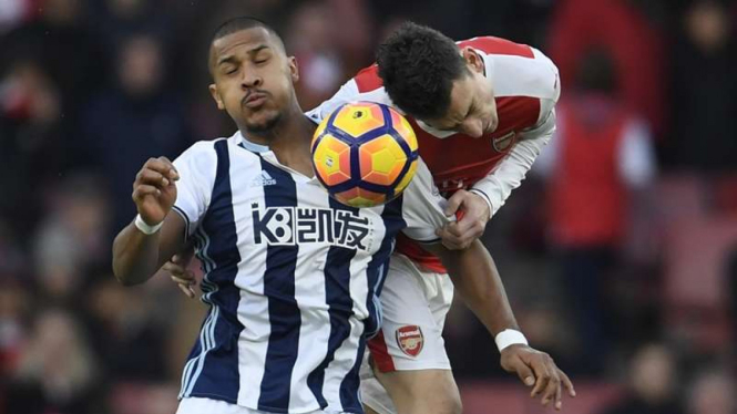 Bek Arsenal, Laurent Koscielny menjaga ketat pemain West Bromwich