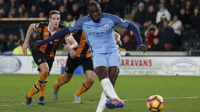Gelandang Manchester City, Yaya Toure mencetak gol penalti ke gawang Hull