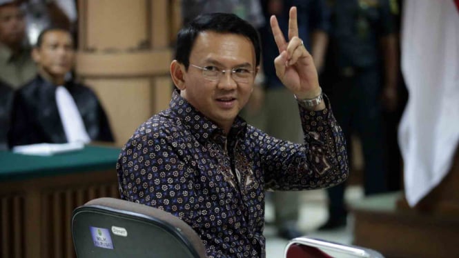 Ahok saat menjalani persidangan.