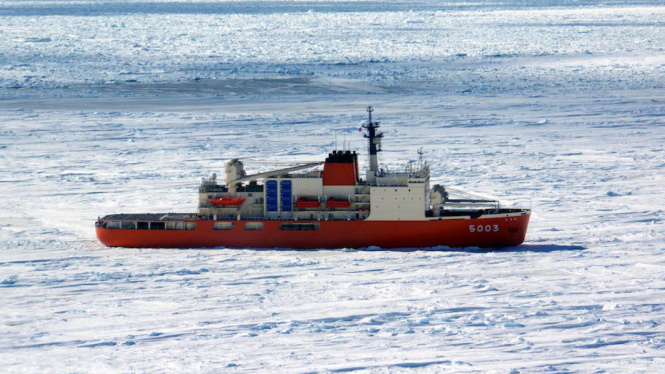 Kapal ekspedisi Shirase di Antartika