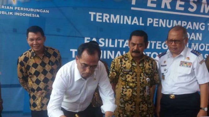 Menteri Perhubungan Budi Karya meresmikan Terminal Terpadu Tirtonadi Solo