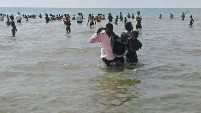 Proses evakuasi korban kapal tenggelam di Uganda.