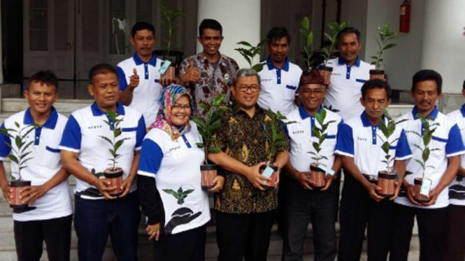 Gubernur Jawa Barat Ahmad Heriawan dengan para petani kopi