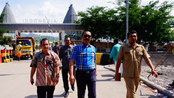 Sekretaris Badan Nasional Pengelola Perbatasan (BNPP) Hadi Prabowo (tengah)