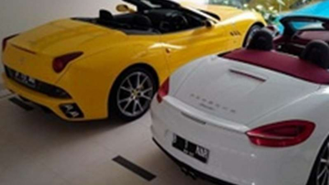 Ferrari California T (kuning) dan Porsche Boxster