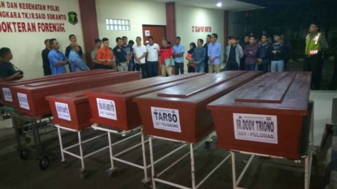 Enam peti jenazah korban pembunuhan dan penyanderaan di perumahan Pulomas Jakarta Timur saat akan diserahkan ke keluarga usai diautopsi di RS Soekanto, Rabu dini hari (28/12/2016).
