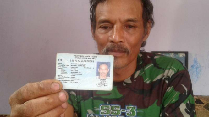 Slamet Hari Natal (54), warga Wates Kabupaten Malang Jawa Tengah menunjukkan KTP asli miliknya yang bertuliskan nama Slamet hari Natal, Selasa (27/12/2016)
