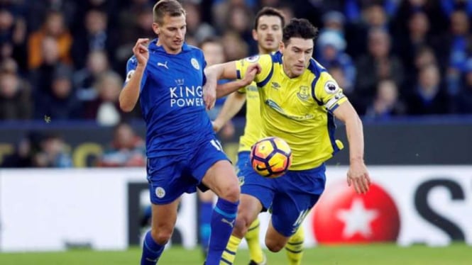 Gelandang Everton, Gareth Barry (kanan) saat menghadapi Leicester City