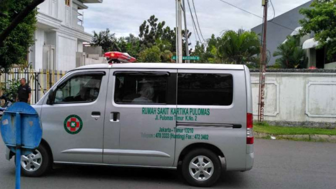 Ambulans RS Kartika membawa korban pembunuhan di  Pulomas