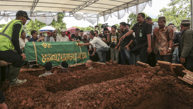 Prosesi pemakaman jenazah korban Pulomas.