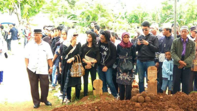 Azriel, anak musisi Anang Hermansyah, hadiri pemakaman korban pembunuhan Pulomas