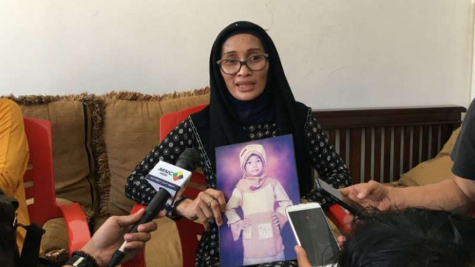 Rosy Herawati memegang foto anaknya, Amalia Calista Putri Pahlevi, korban meninggal dalam kasus pembunuhan di rumah mewah di Pulomas, Jakarta Timur.