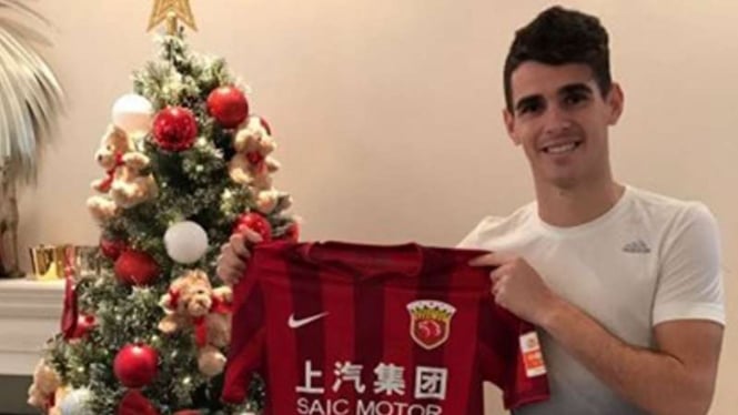 Oscar berpose dengan seragam klub barunya, Shanghai SIPG