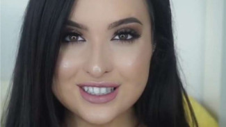 Wanita Ini Pakai Eyeshadow untuk Tutupi Noda Wajah