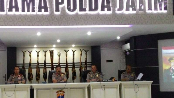 Kapolda Jatim Irjen Pol Anton Setiadji (tengah) memberikan keterangan pers 