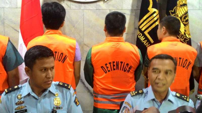 Kantor Imigrasi Surabaya menunjukkan tujuh orang buruh China yang tertangkap tidak memiliki dokumen resmi saat bekerja, Rabu (28/12/2016)