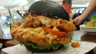 Menikmati Telur Asin dan Burger Hitam di Blacklisted