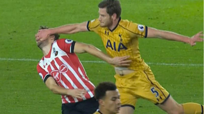 Bek Tottenham Hotspur, Jan Vertonghen, saat mencakar wajah Jay Rodriguez