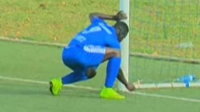 Pemain Rwanda, Moussa Camara memasang jimat di gawang lawan