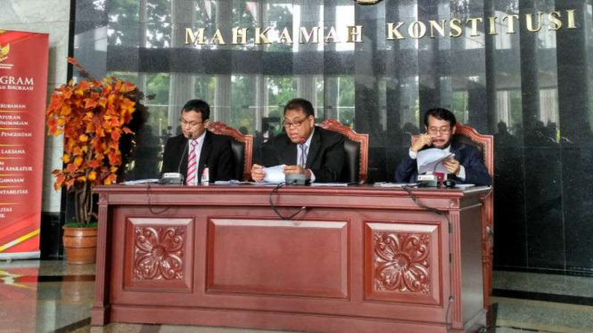 Ketua MK Arief Hidayat (tengah) dan Wakil Ketau MK Anwar Usman (kanan)