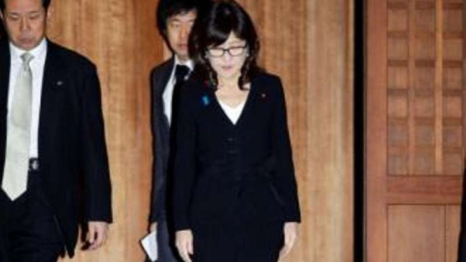 Menhan Jepang Tomomi Inada saat mengunjungi Kuil Yasukuni.