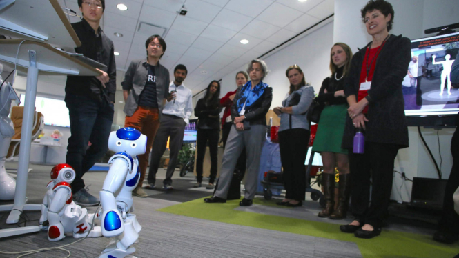 Purwa rupa robot IBM untuk mengawasi orang manula