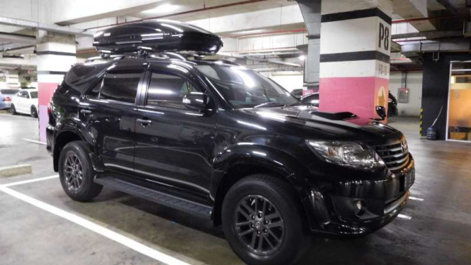 Aksesori roof box di atap mobil.