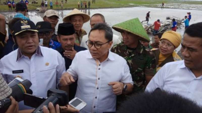 Ketua MPR RI Zulkifli Hasan saat panen raya di Bandar Lampung. 